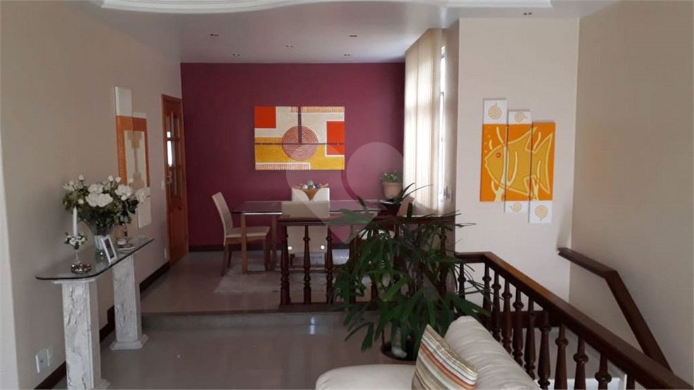 Casa à venda com 3 quartos, 187m² - Foto 1